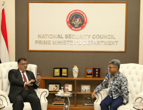 السفير باحميد يبحث مع مدير عام مجلس الأمن القومي الماليزي تطورات الأوضاع في اليمن