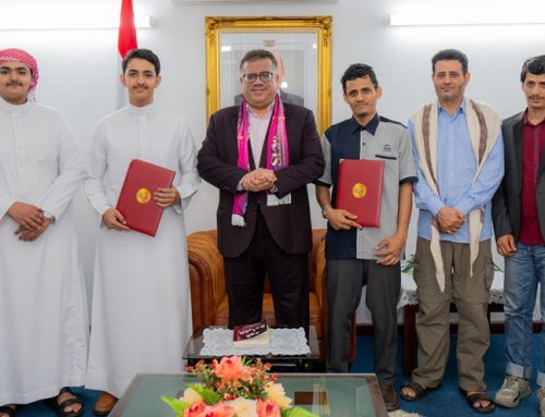 السفير د. عادل باحميد يستقبل ويكرّم اثنين من الشباب اليمني المتميّز في ماليزيا