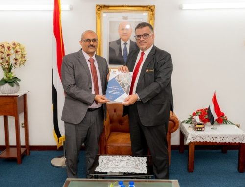 السفير باحميد يتسلّم الإصدار الثامن من دليل إدارة الجودة للخدمات القنصلية بسفارة اليمن في كوالالمبور