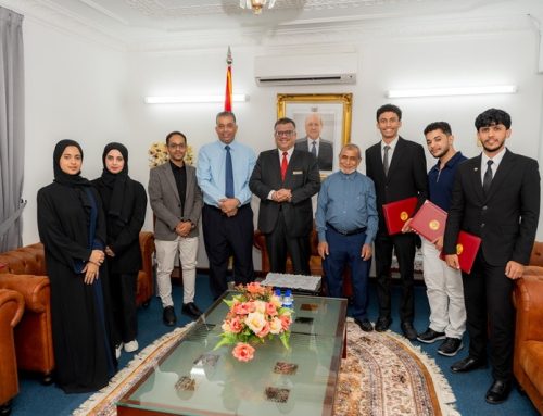 السفير باحميد يستقبل فريق عمل مسرحية (صوتٌ من المنفى)