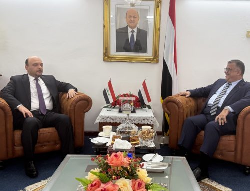 السفير باحميد يودّع القائم بالأعمال العراقي في ماليزيا ويكرّمه بدرع مجلس السفراء العرب