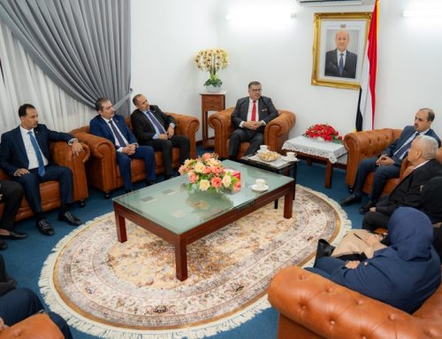 وزير الإعلام والثقافة والسياحة يزور سفارة اليمن في كوالالمبور ويشيد بجهودها في خدمة المواطنين