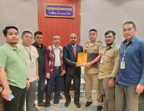 السفير باحميد يشيد بجهود الشرطة الملكية الكمبودية ويكرمها بعد نجاح عملية تحرير مواطنين يمنيين مختطفين كوالالمبور