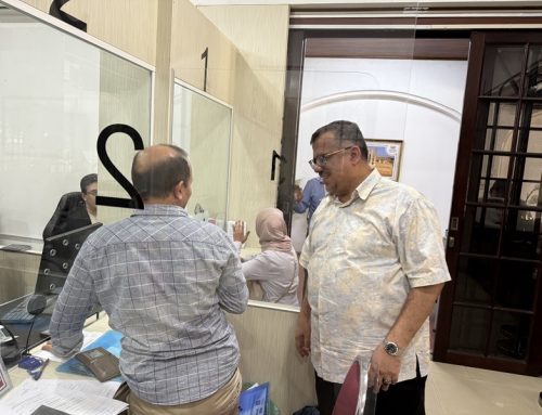 السفير باحميد يتفقد سير استلام طلبات التمديد السنوي لإقامات المواطنين اليمنيين لعام 2026م