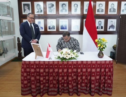 السفير باحميد يقدم واجب العزاء في وفاة نائب رئيس إندونيسيا الأسبق