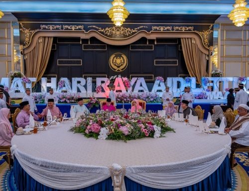 بدعوة من جلالة ملك ماليزيا، السفير باحميد يشارك في فعالية التهنئة بعيد الفطر المبارك بالقصر الوطني