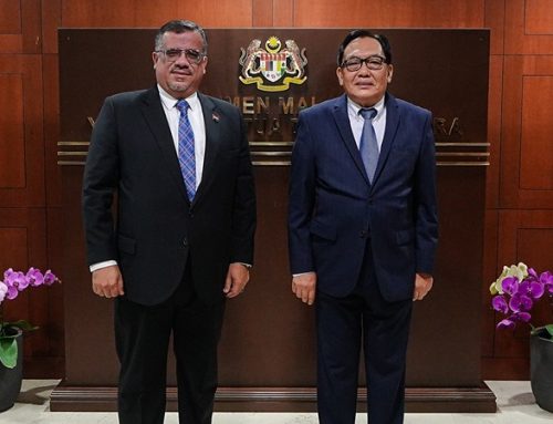 سفير اليمن لدى ماليزيا يلتقي رئيس مجلس الشيوخ الماليزي ويبحثان تعزيز العلاقات الثنائية